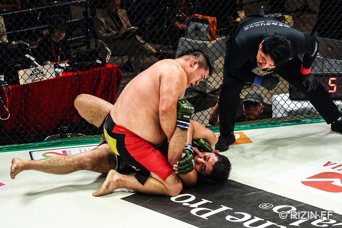 【RIZIN】11年ぶり参戦の長谷川賢、壮絶打撃戦も完敗　パンチのラッシュ被弾…大の字でケージに倒れ込み