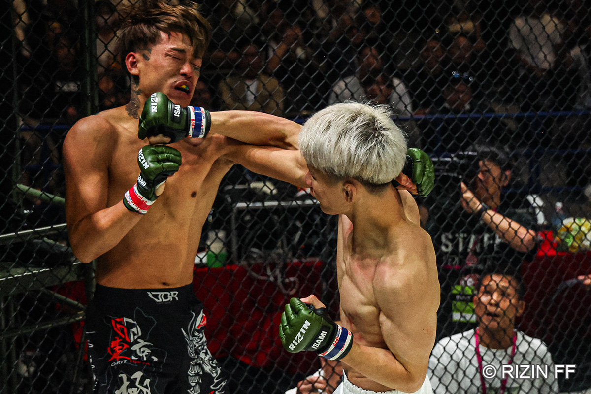 井上聖矢に敗れた芦澤竜誠（左）【写真：(C)RIZIN FF】