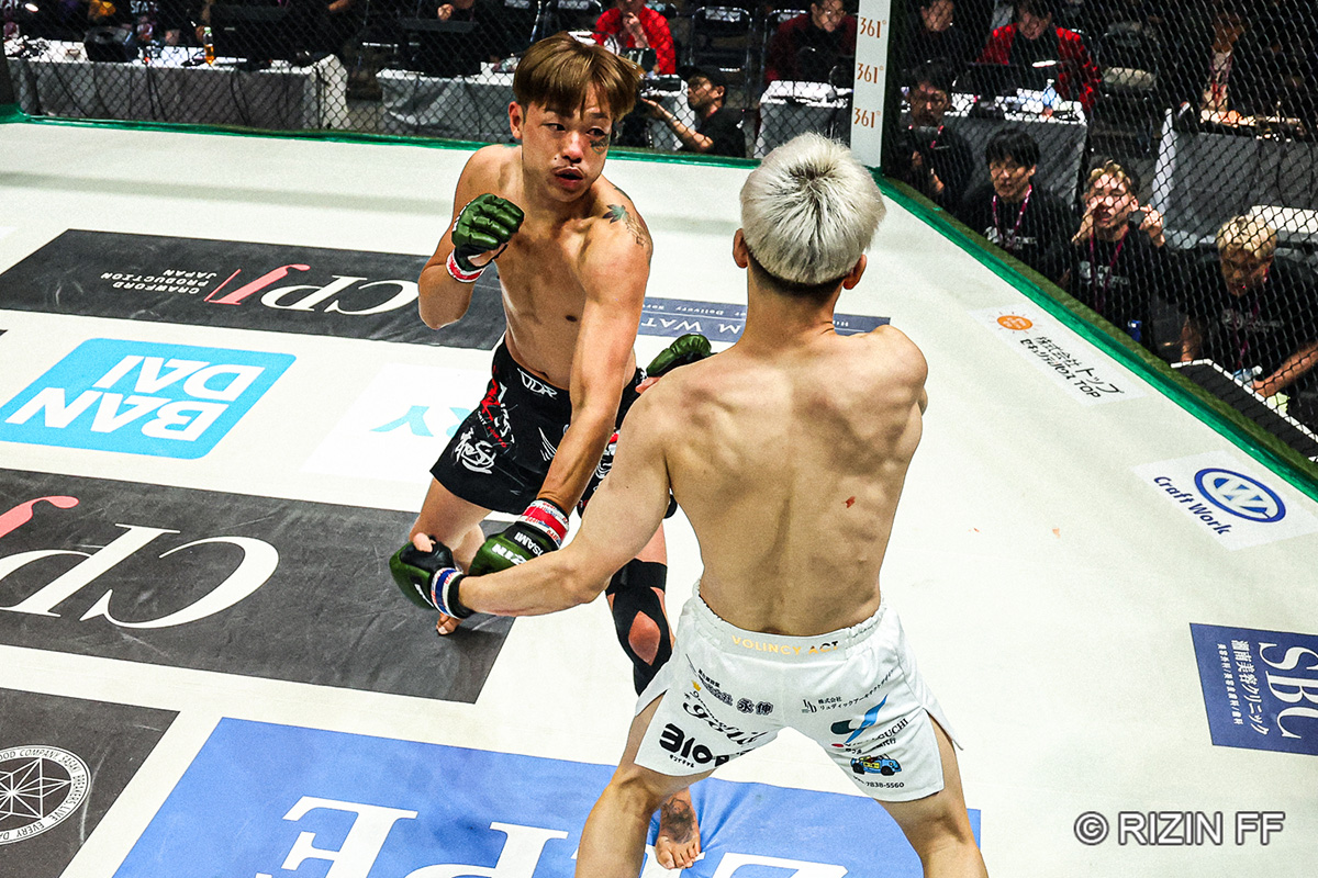 井上聖矢（手前）に敗れた芦澤竜誠【写真：(C)RIZIN FF】