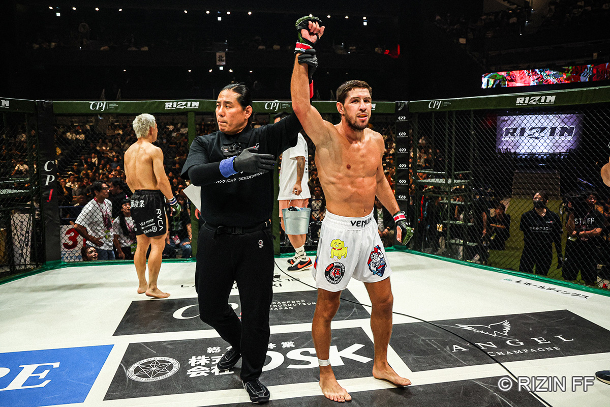 【RIZIN】再契約“懇願”ビクター・コレスニックが衝撃KO、サッカーボールキックで粉砕…生き残りへ猛アピールに成功