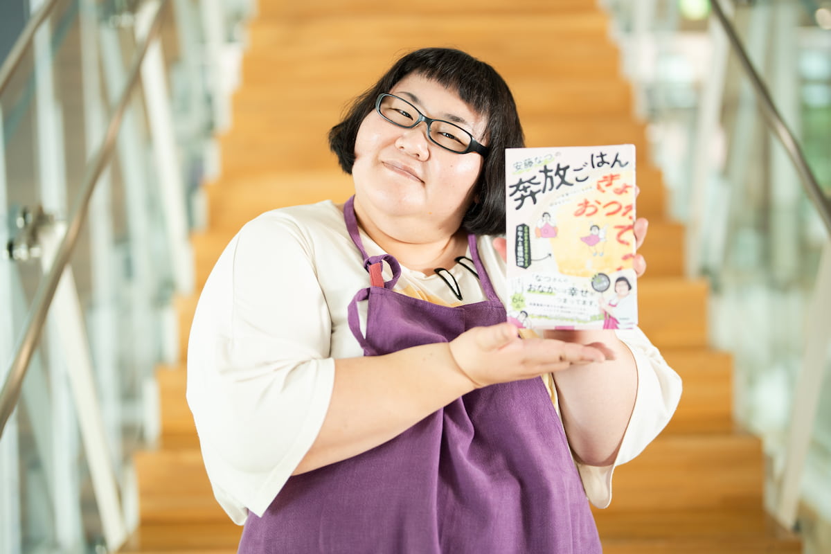 レシピ本は「自由に」楽しんでほしいと呼びかけた【写真:荒川祐史】