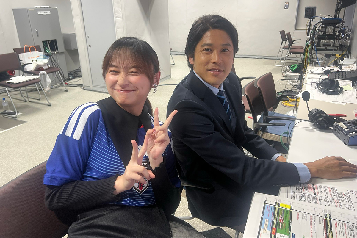影山優佳(左)と内田篤人氏【写真:X(@KageyamaStaff)より】