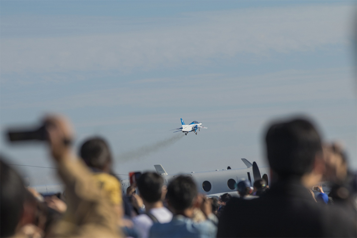 他人のカメラが子どもの顔面に直撃→鼻血　航空祭でまさかの事故「傘を横向きに持つ並に危ない」の声