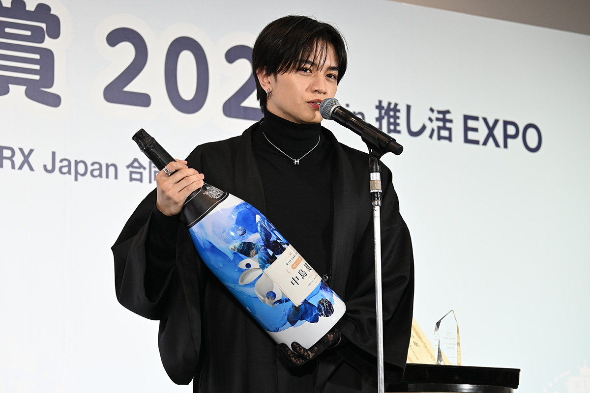 表彰式に出席した中島健人【写真：ENCOUNT編集部】