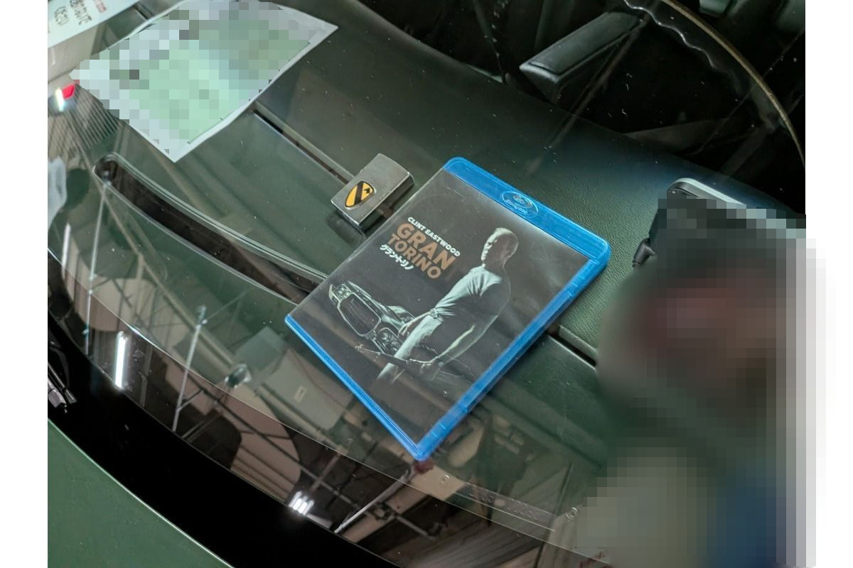 愛車のダッシュボードに置かれた映画『グラン・トリノ』のブルーレイ【写真:ENCOUNT編集部】