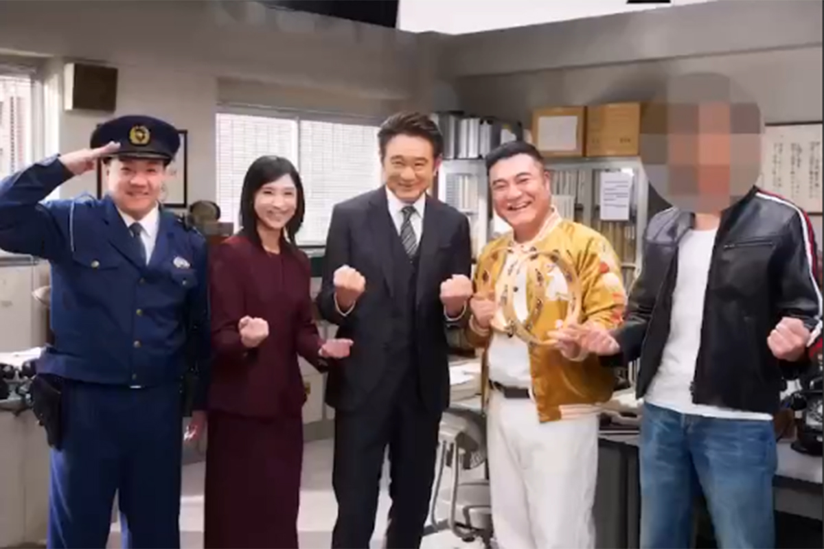 にしたんクリニック新CMの出演者。左から西村誠司氏、黒木瞳、船越英一郎、山崎弘也、モザイク姿の新メンバー