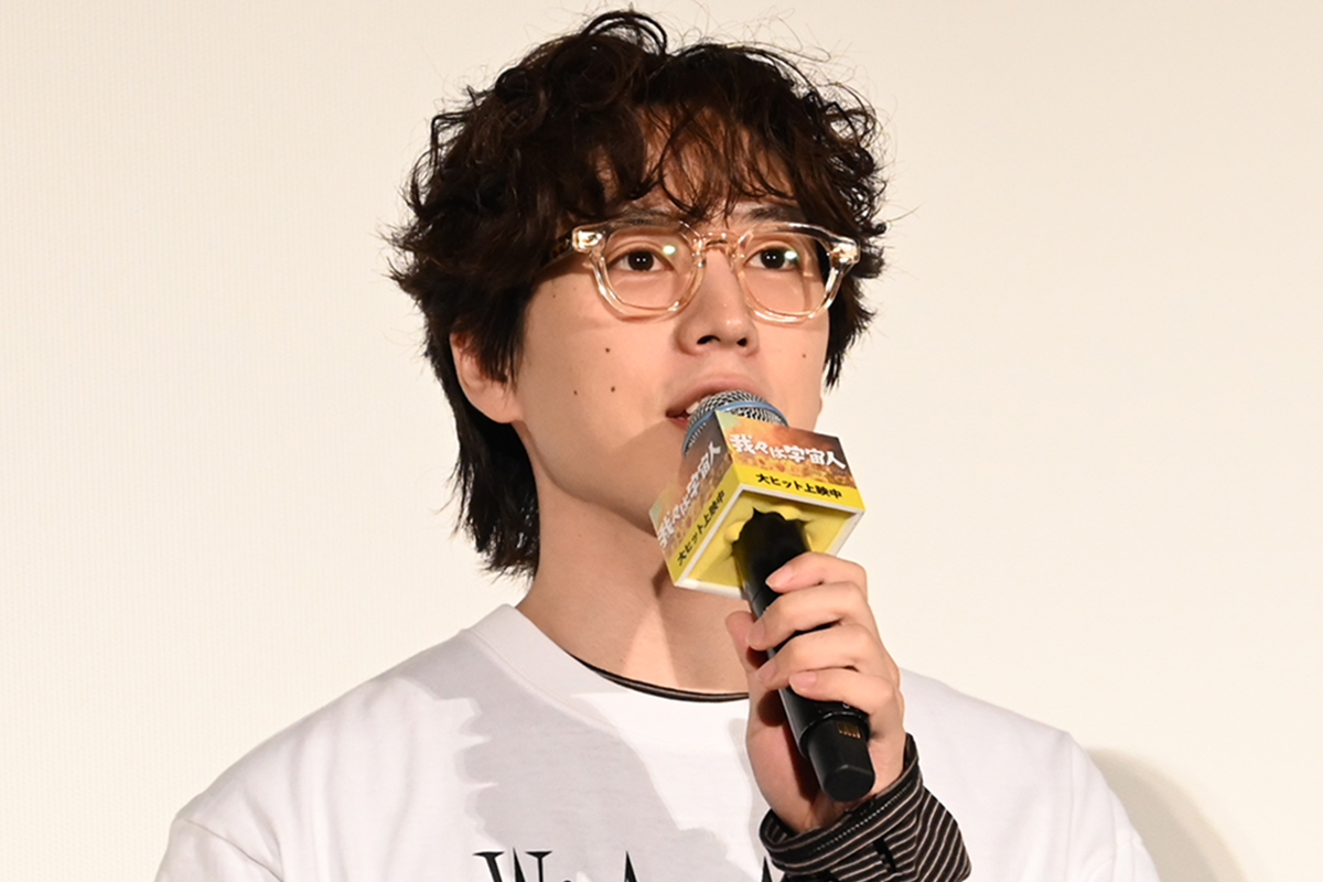 坂東龍汰、主演映画の拡大上映決定で監督と熱い抱擁　「観られないと言っていた友達が結構いた」と感無量