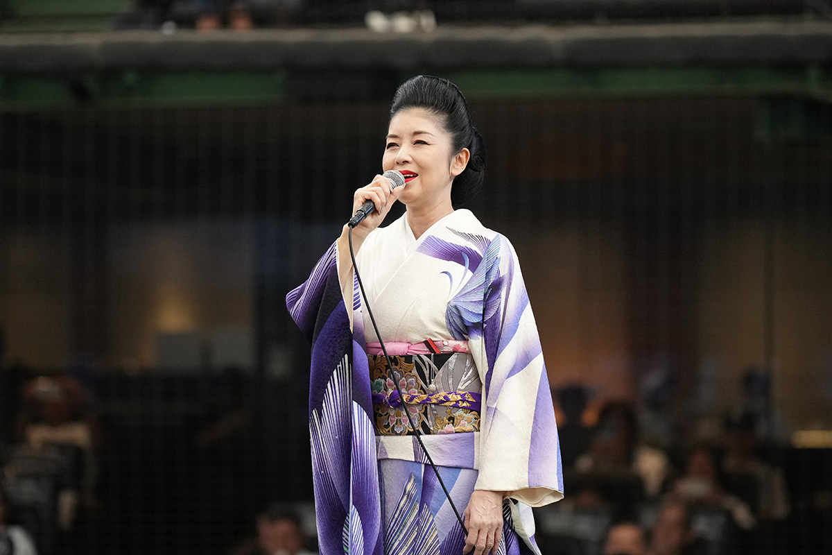 藤あや子、初のスタジアム国歌独唱　晴れ舞台の振袖姿で「ここで歌えてたまらない」