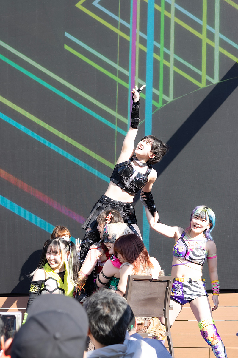 なんとか得意のコールアンドレスポンスを決めた神嵜志音【写真:橋場了吾】