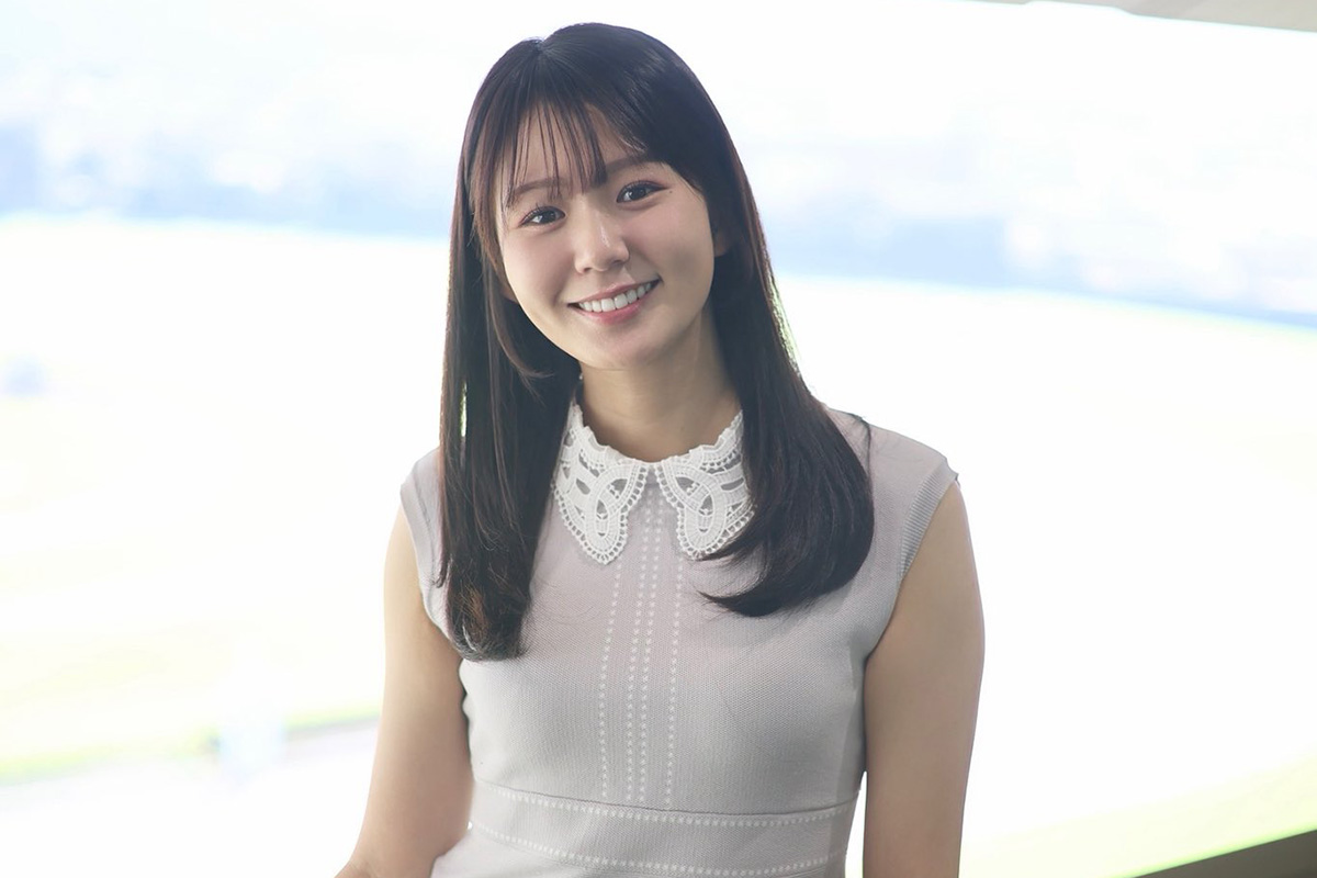 「レースに集中できない」　テレ東・冨田有紀アナ、競馬場でのぴったりワンピ姿にファン釘付け「華やか」「可愛い」