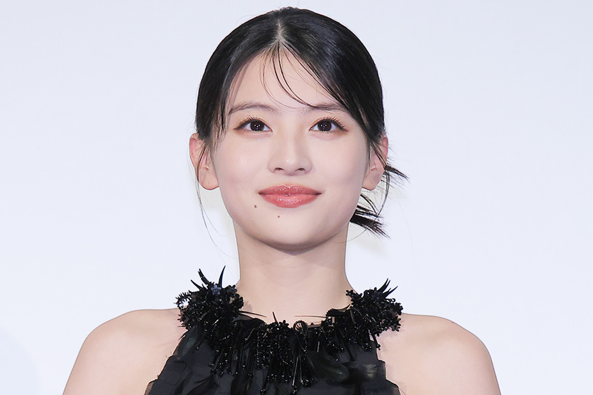 ミニ丈ワンピに「美脚すぎませんか」の声　海外映画祭の出口夏希に熱視線「ビジュ爆発！」「憧れのスタイル」