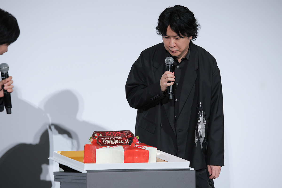杉田智和、サプライズバースデーケーキに驚き「ここでバイオ要素出してくるのか」