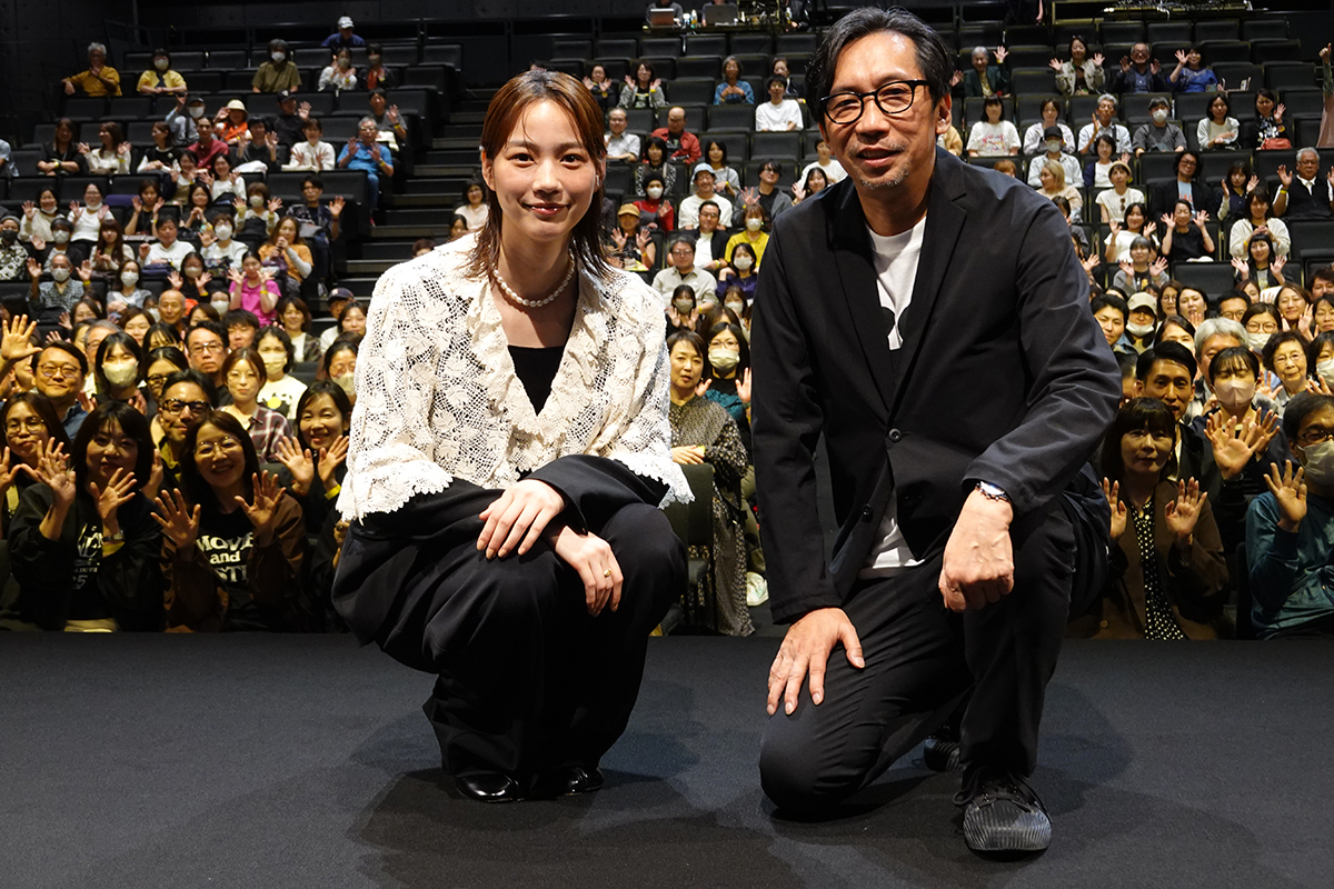 「くまもと復興映画祭2026」に登壇したのん（左）【写真：ENCOUNT編集部】