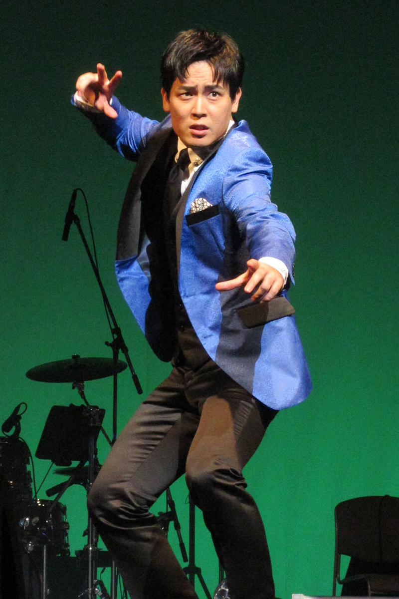 独創的な『風神雷神』ポーズを取る木村徹二【写真：ENCOUNT編集部】