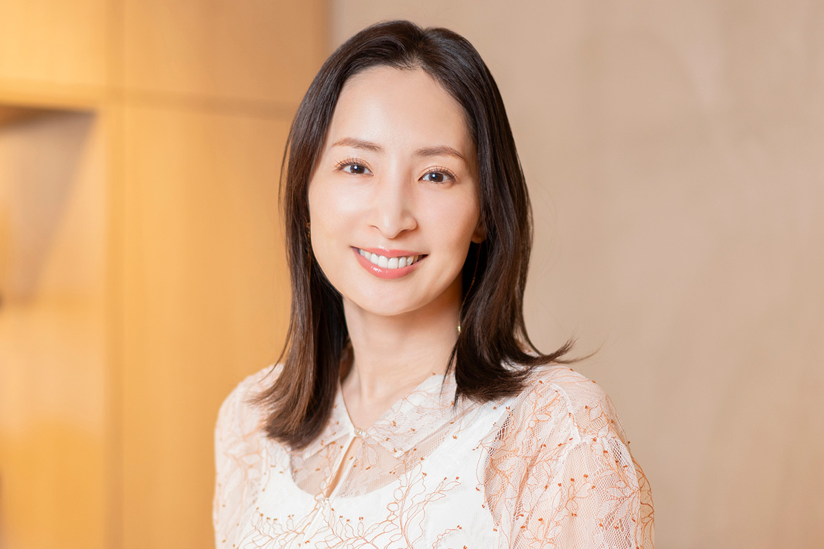 「奇跡の50歳」　誕生日ショットの元宝塚女優・真飛聖にネット「ますます美しく」「カッコよく可愛い50代」