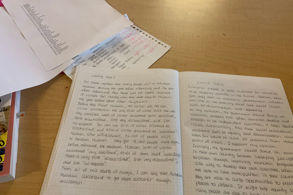 カナダ留学時代、ノートに書きつづった英文【写真：本人提供】