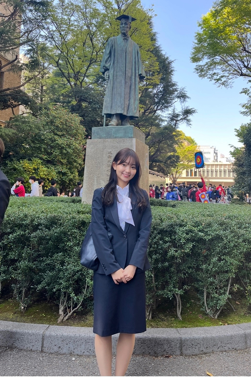 早稲田大入学式の日、大隈重信像の前で記念写真を撮る永井玲衣アナ【写真：本人提供】