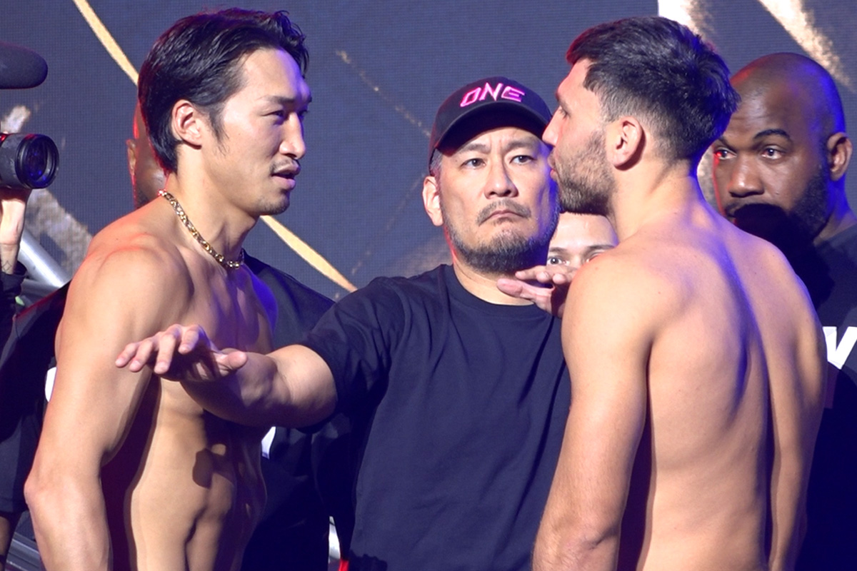 激しく火花を散らせる安保瑠輝也（左）とボグダン・シュマロフ【写真：ENCOUNT編集部】