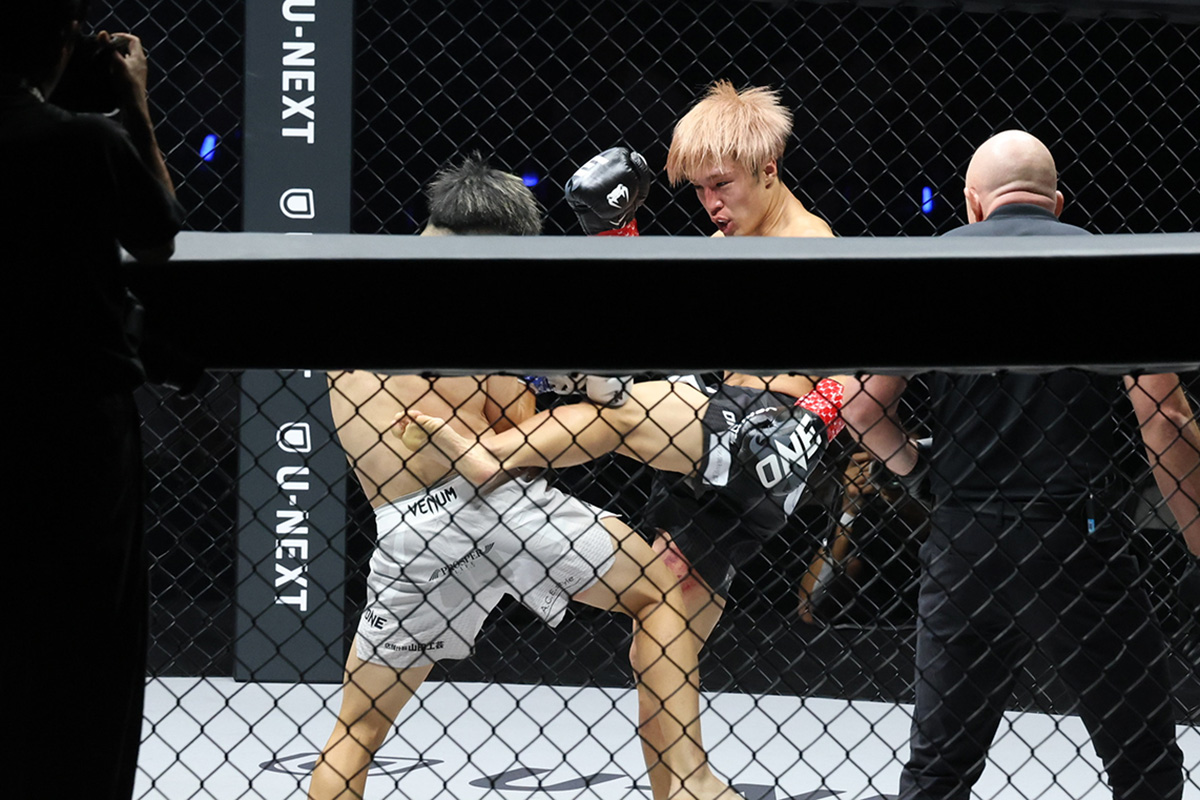 奥村将真に敗れた田丸辰（右）【写真：山口比佐夫】
