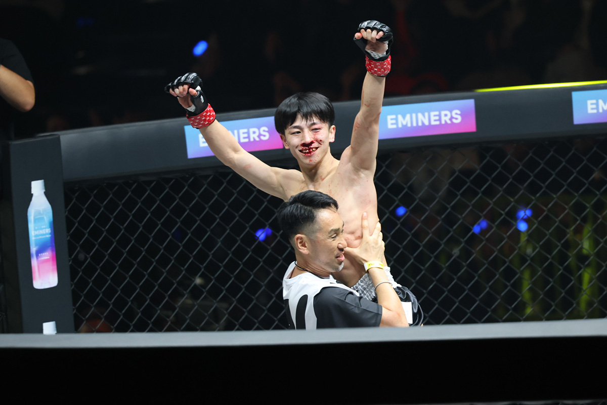 【ONE】絶対王者・吉成名高、会場騒然の衝撃KO勝利　“体重オーバー”戦士はケージで意識朦朧　左ハイキック一閃で43連勝…1500万円のボーナス獲得