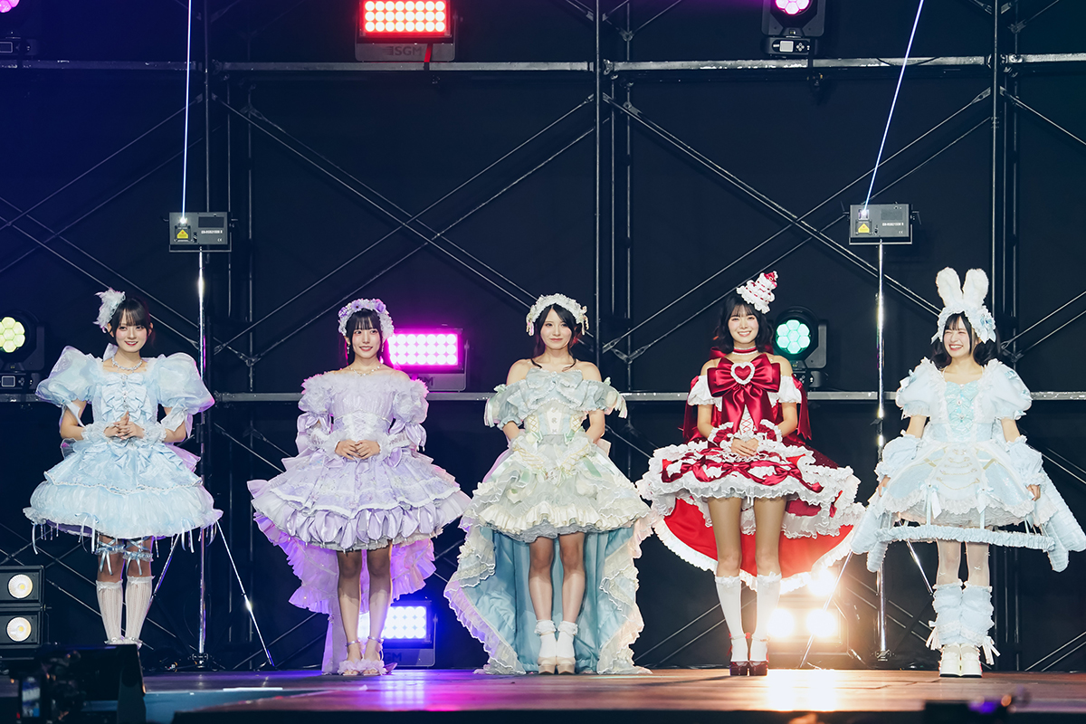 一着一着、特注の衣装がアイドルたちに提供された