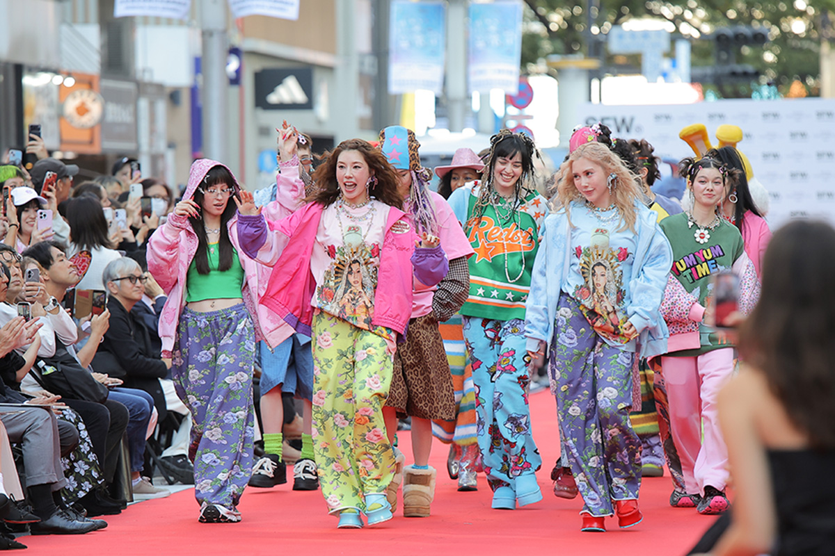 仲里依紗、渋谷でのランウェイに感慨「夢がかなった」　自身のブランド身に着け「遠回りではなかった」