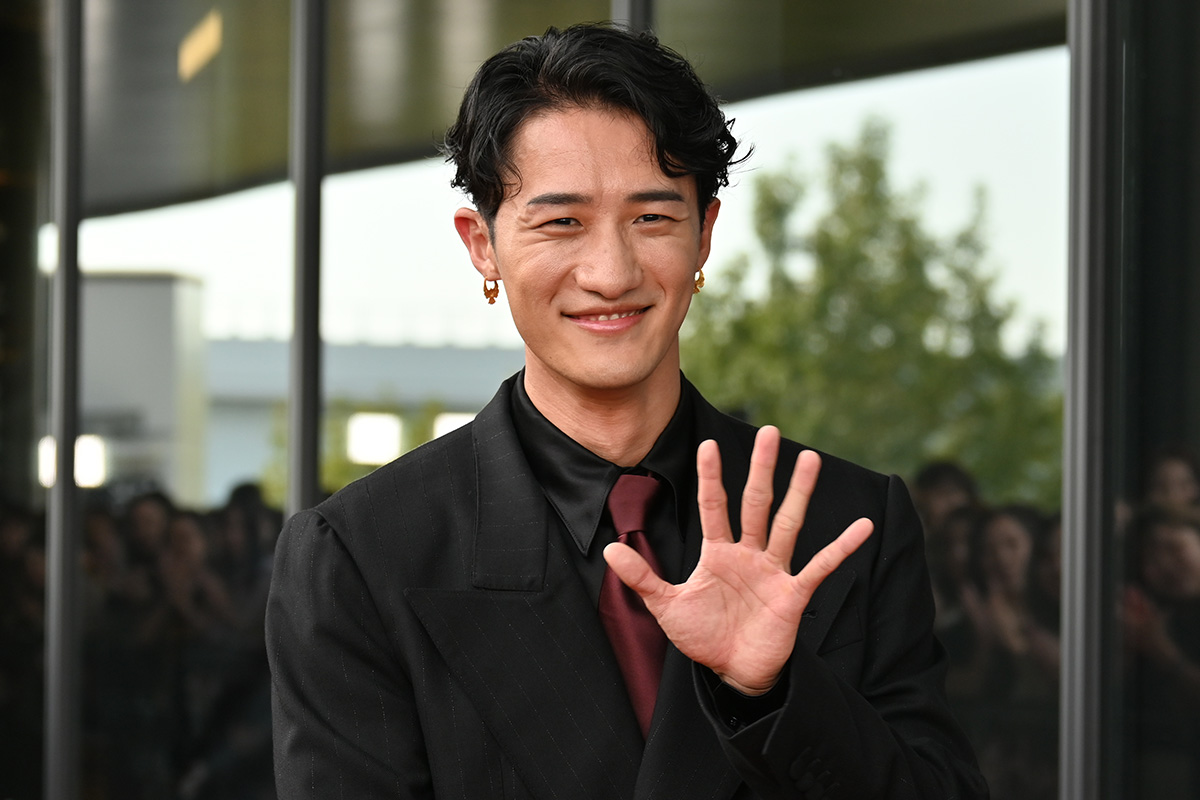レッドカーペットに登場した岩本照【写真：ENCOUNT編集部】