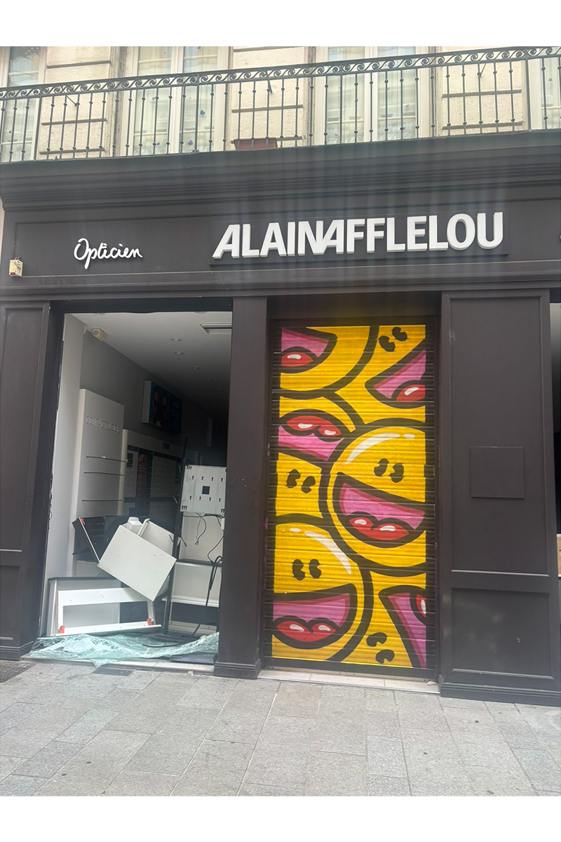 襲撃された商店の様子【写真：あおりよん（@Aoi_lyonFR）さん提供】