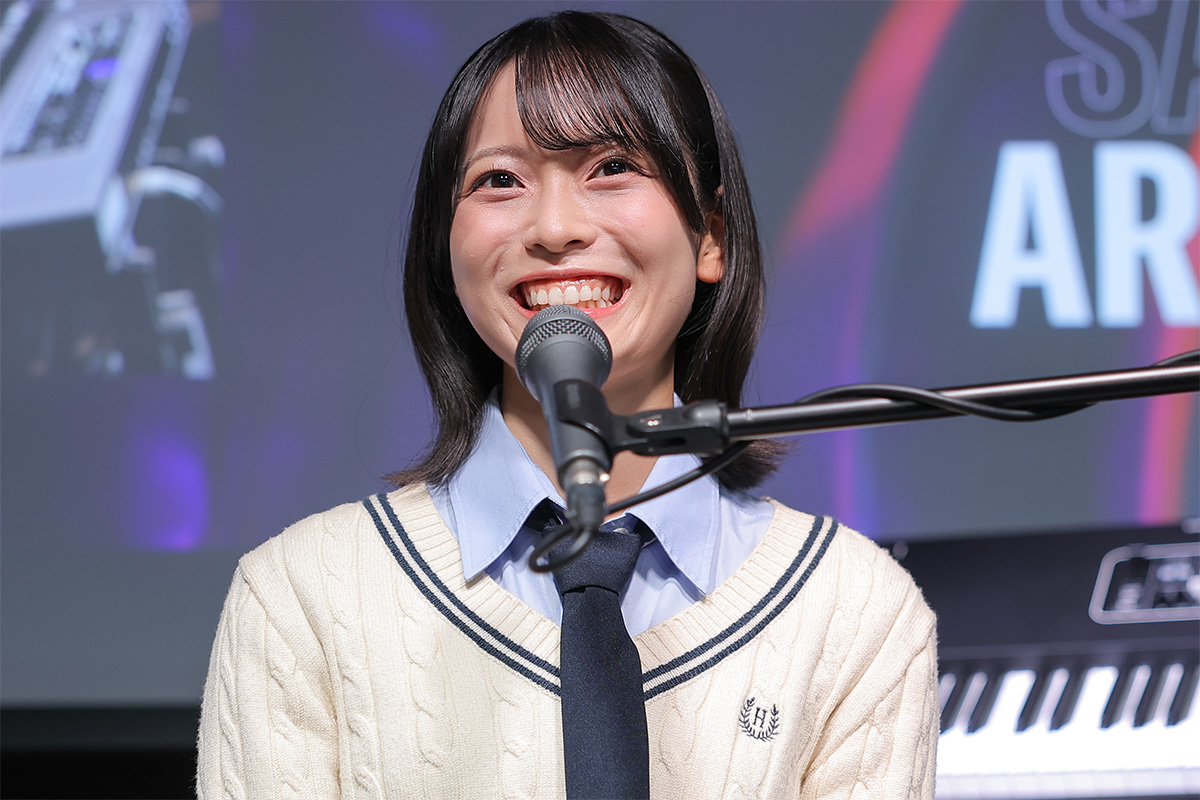 新製品発表会に登壇したAKB48・新井彩永【写真：ENCOUNT編集部】