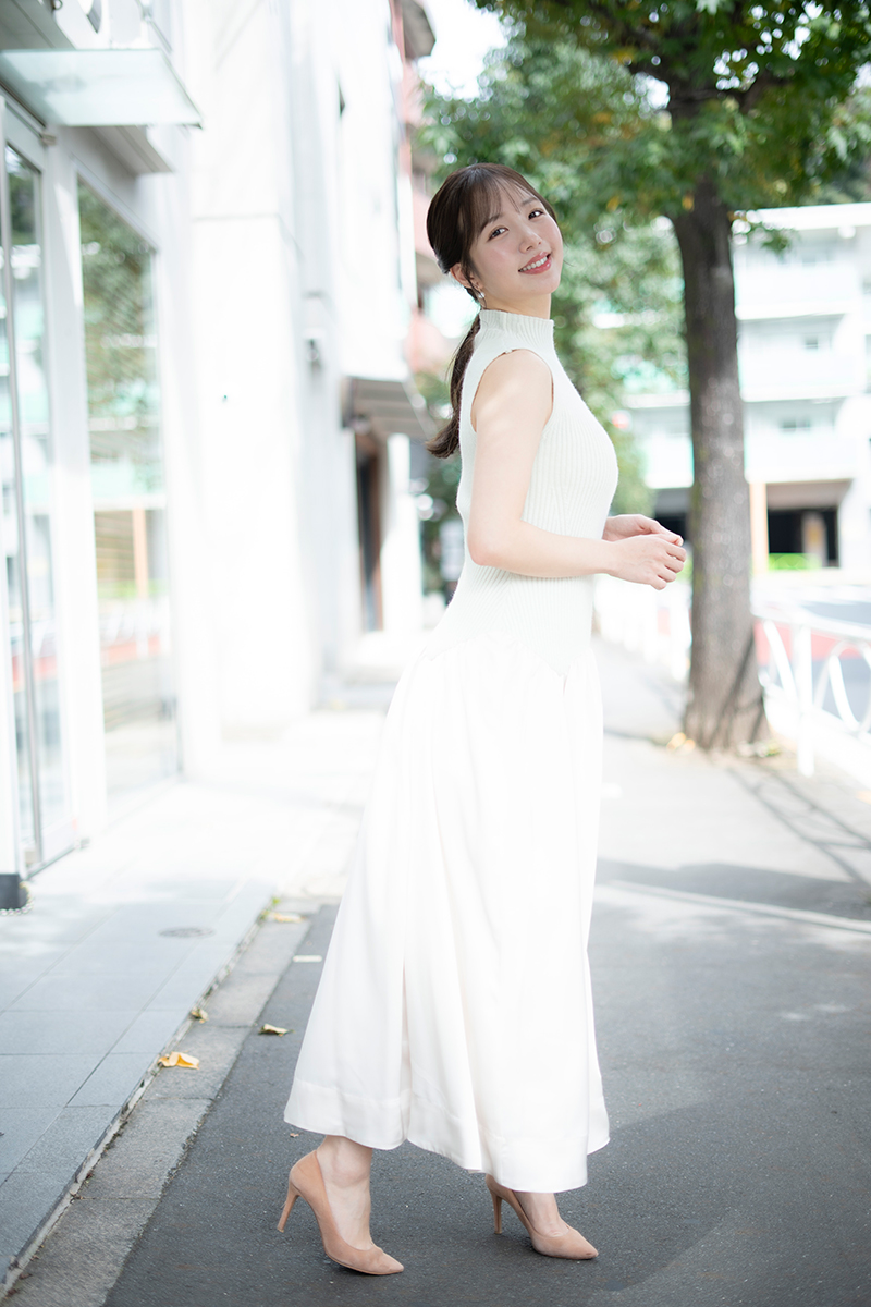 スタイルの良さが際立つ刈川くるみアナ【写真：増田美咲】