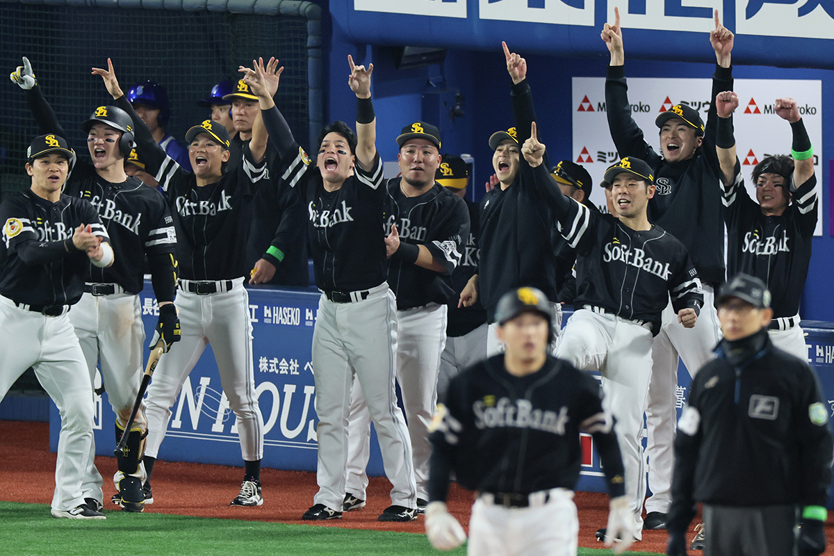 庄子雄大の適時二塁打に沸くソフトバンクナイン【写真：産経新聞社】