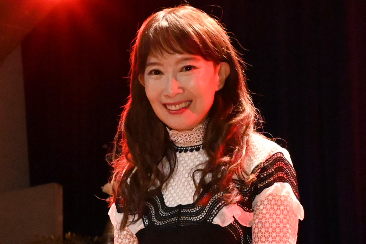 アグネス・チャン「新しいスニーカーを履いて」　デニムミニの私服コーデに反響「お若い」「可愛い」