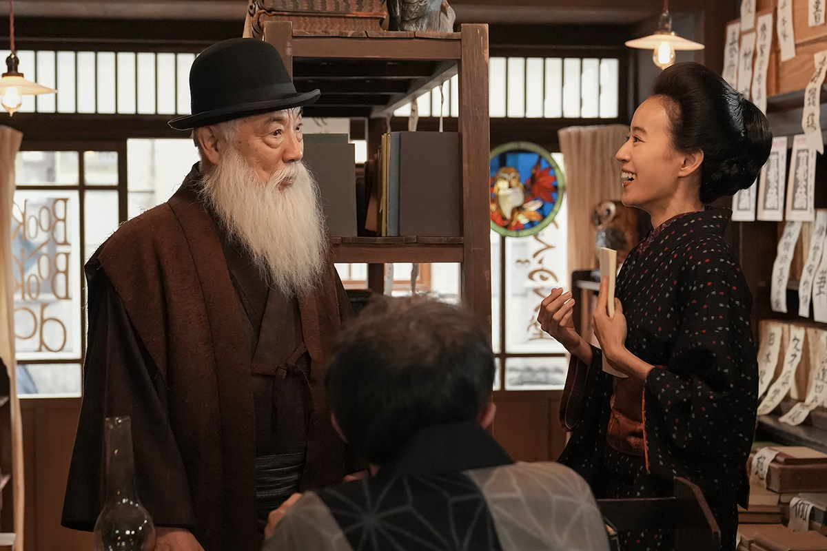 小山牛丸（イッセー尾形）と珠（石橋静河）【写真：(C)NHK】