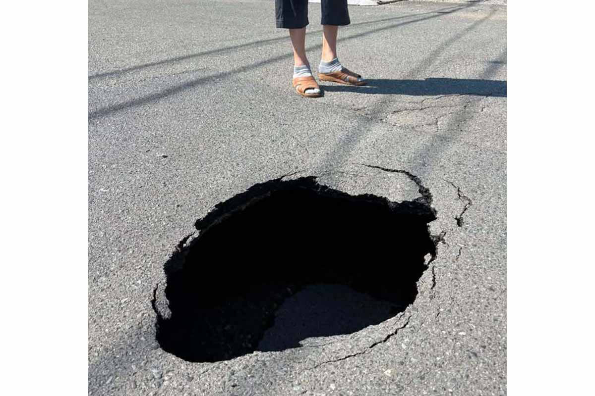 住宅街の生活道路に突然生じた陥没【写真：本人提供】