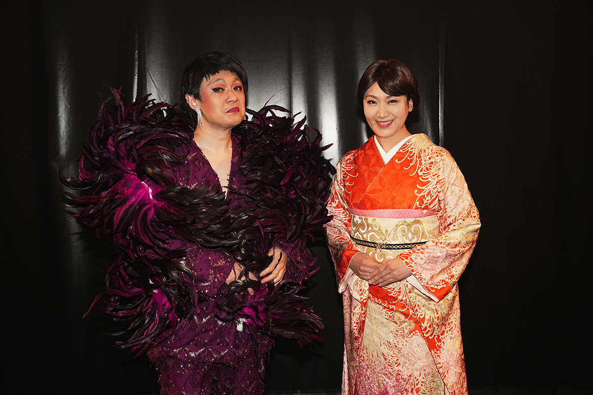 美川憲一になりきるレッツゴーよしまさ（左）と市川由紀乃