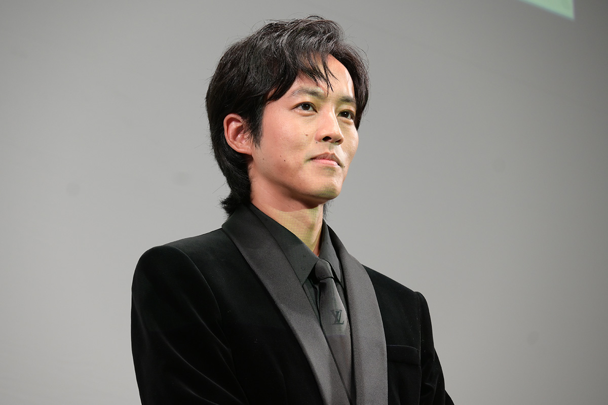 「耳すまやん」　松坂桃李、共演女優と“相合傘”に脚光「メロすぎ！」「エスコートかっこよ」