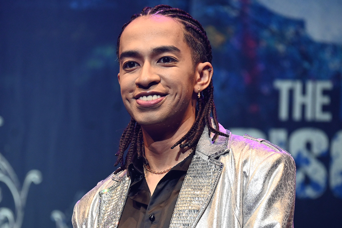 囲み取材に応じた草間リチャード敬太【写真：ENCOUNT編集部】