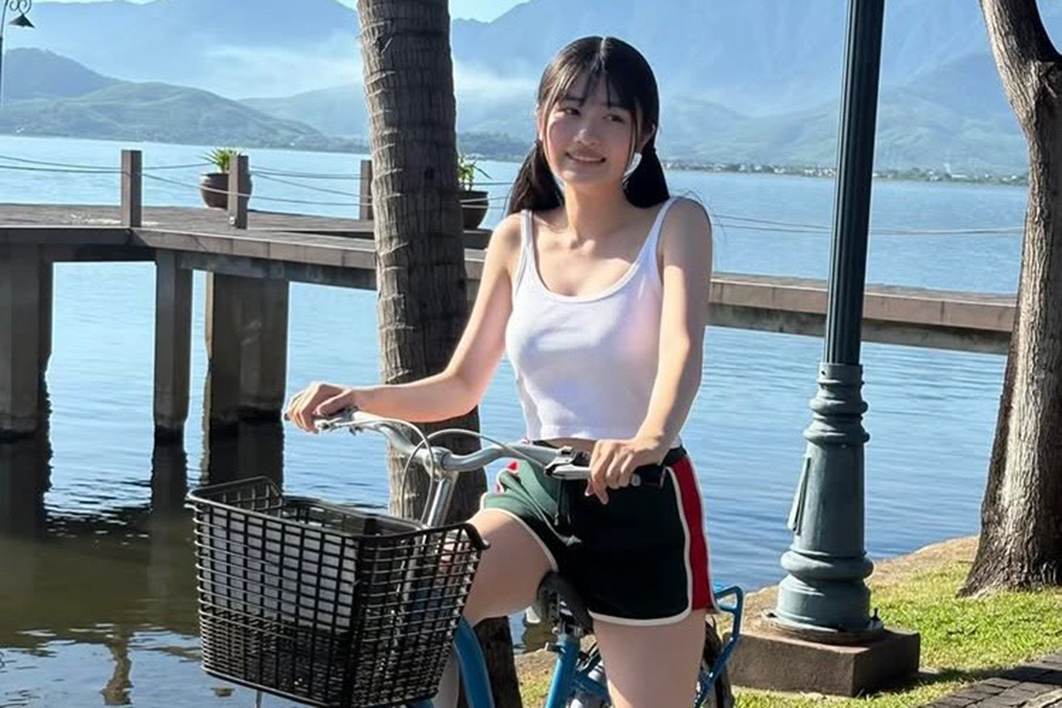 晴こころ、ショーパンでの自転車またがりショット　「すべてが可愛すぎ」「ナイス！」の声